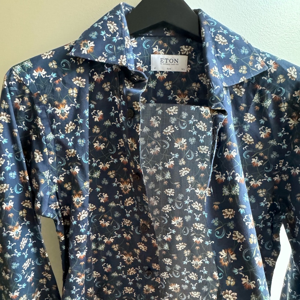 A beautiful Eton cotton button down shirt in flowery design. Size 14.5 neck.